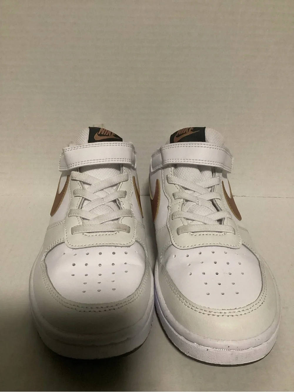 Nike Kids White Sneakers with Metallic Bronze Swoosh size 3Y